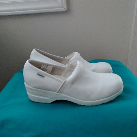 cherokee nursing clogs